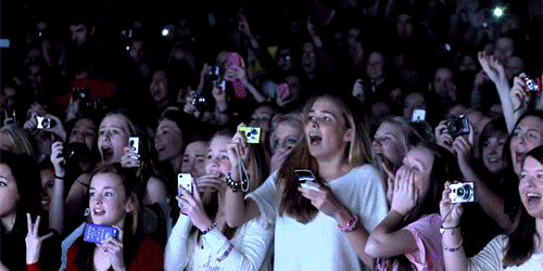 1447438385Fans_In_Crowd_Screaming.gif