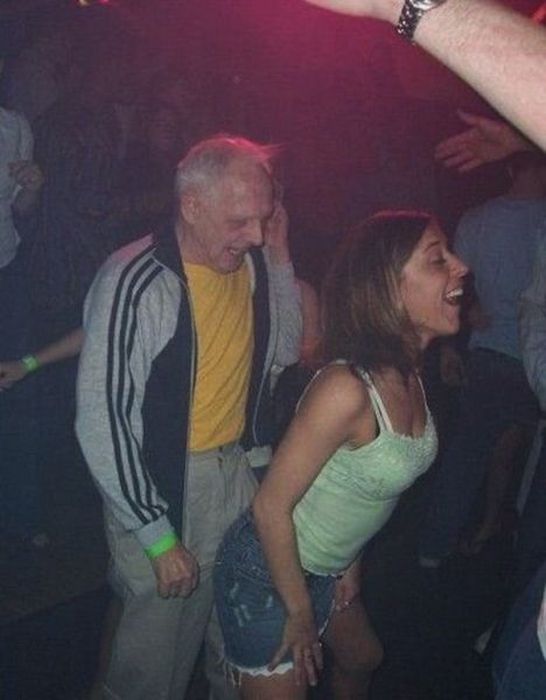 painfully_awkward_nightclub_09.jpg