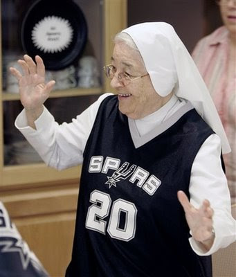 nuns_love_spurs-737575SisterRosalbaGarciaoneofthe23nunsoftheSalesianSistersofMaryImmaculateProvincewearsaSanAntonioSpursjerseyattheirfacilityinSanAntonioTuesdayJune52007.jpg