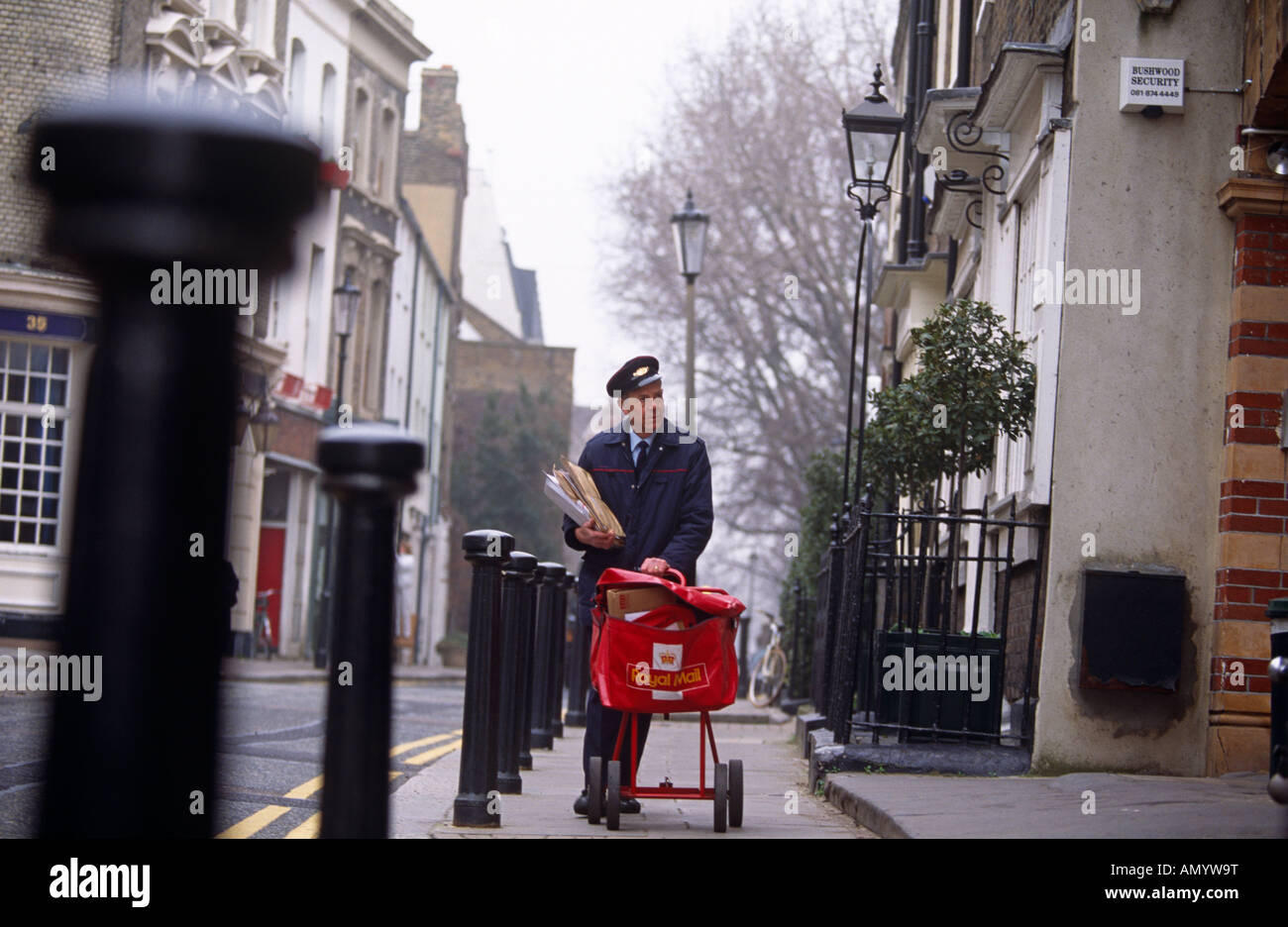 royal-mail-postman-pushes-trolley-delivering-royal-mailchelsea-AMYW9T.jpg