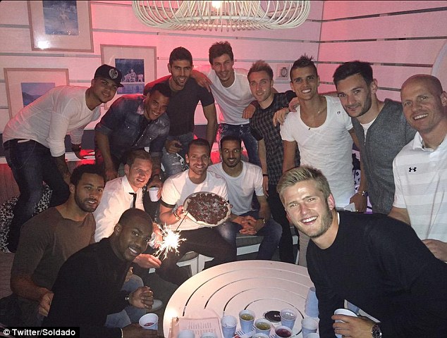 292906C700000578-3101608-The_Tottenham_players_pose_for_a_photo_with_birthday_boy_Roberto-a-31_1432855174556.jpg