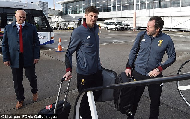 468A2ED800000578-0-Liverpool_s_Under_18s_manager_Steven_Gerrard_travels_with_the_fi-a-44_1511182380145.jpg