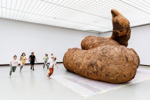 gelatin-installs-giant-poop-sculptures-at-museum-bojimans-8.jpg