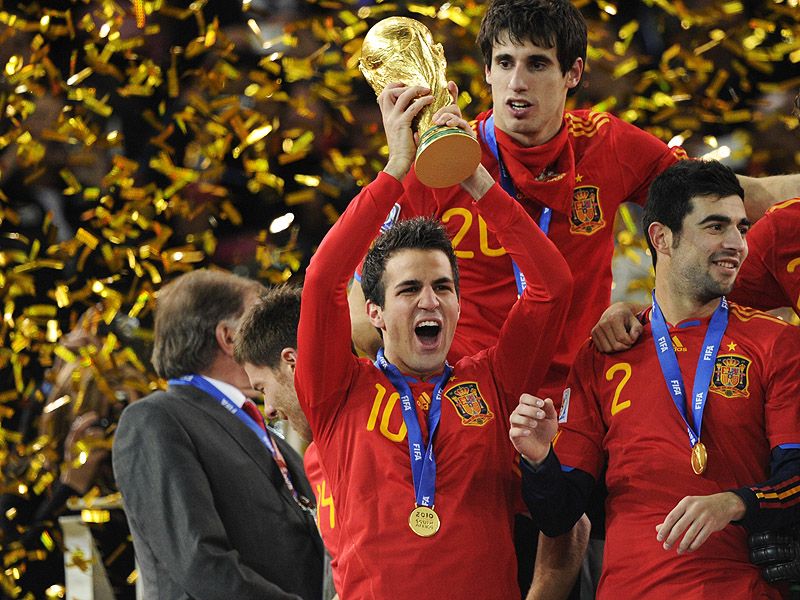 Cesc-Fabregas-Spain-World-Cup-Final-Trophy-Ch_2476695.jpg