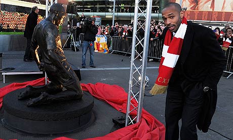 Thierry-Henry-poses-next--007.jpg