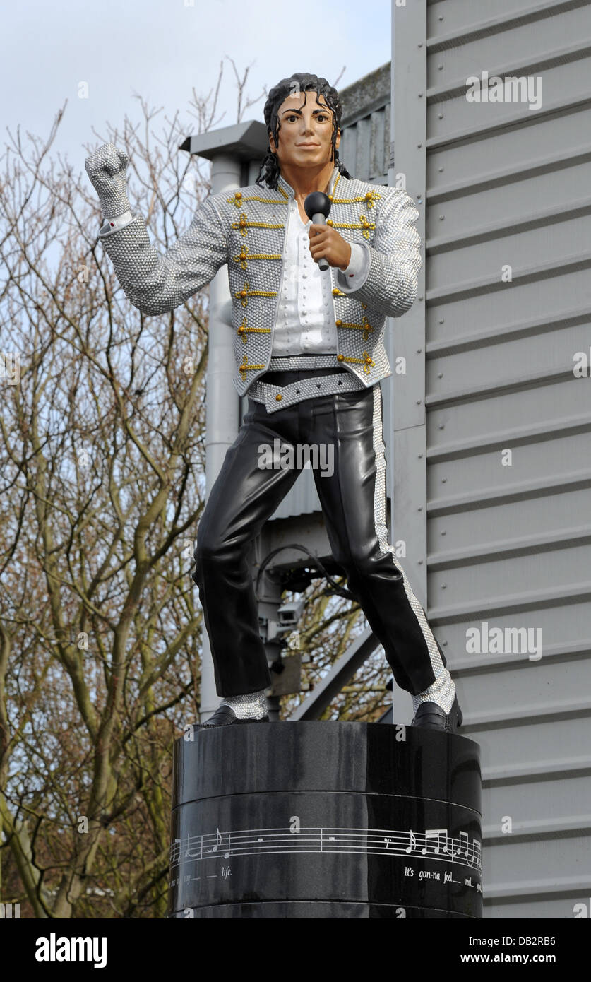 unveiling-of-michael-jacksons-statue-at-fulhams-craven-cottage-stadium-DB2RB6.jpg