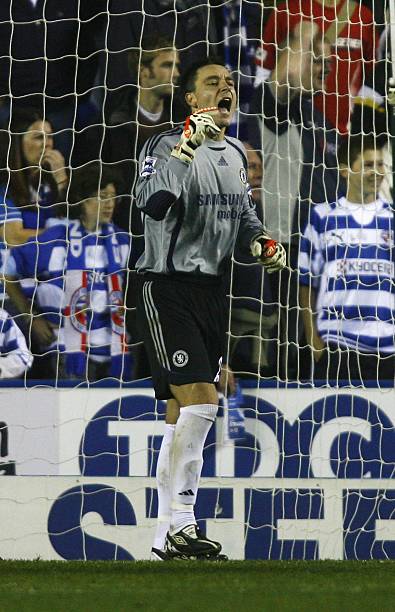 john-terry-of-chelsea-replaces-carlo-cudicini-in-goal-during-the-picture-id72171555