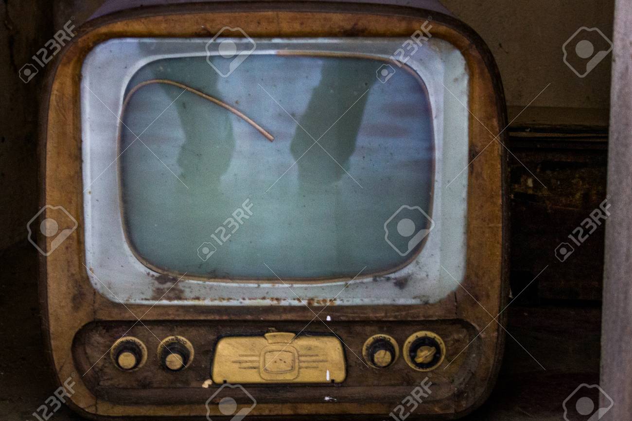 50773080-picture-of-a-very-old-tv.jpg